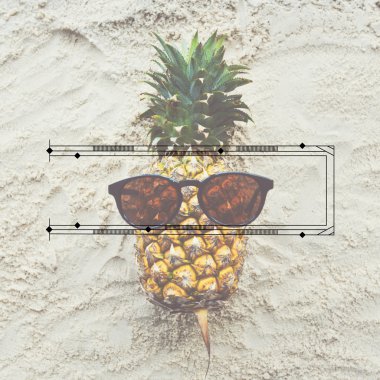 Kum üzerinde komik ananas