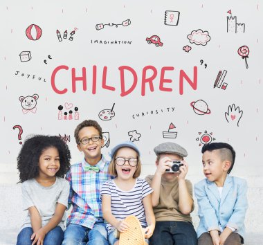 Çocuklar gülüyor ve eğlenin