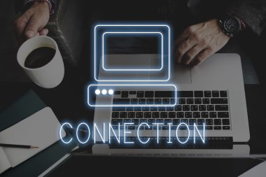 Erkek el dizüstü bilgisayarda yazarak