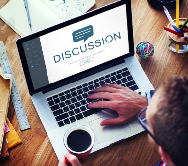 İşadamı laptop tartışma kavramı ile kullanma  