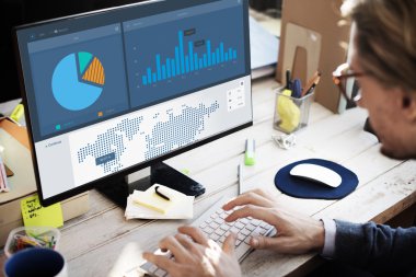 bilgisayarla çalışma iş adamı