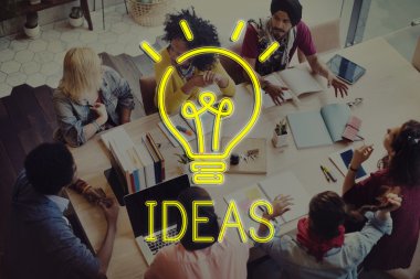 Öğrenciler birlikte beyin fırtınası