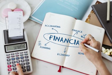 dizüstü bilgisayar kullanan kadın