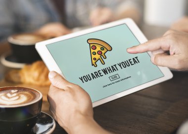 Adam kafede dijital tablet kullanma