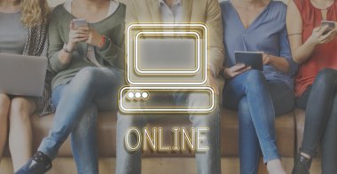 insanlar oturup aygıtlarla ve online