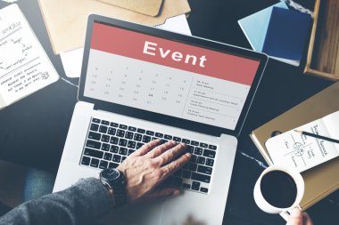 Erkek el dizüstü bilgisayarda yazarak