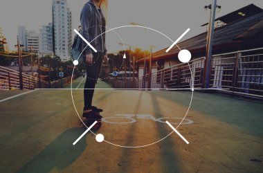 Sarışın kız kaykay binmek