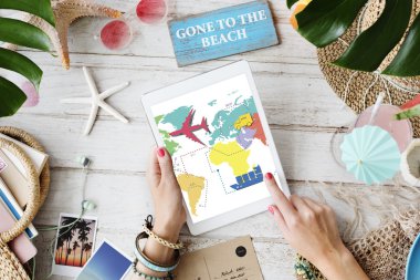 dijital tablet kullanan kadın