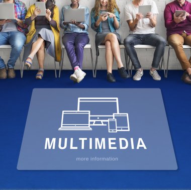 oturan ve tarama dijital becerikli insanlar