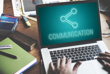 Erkek el dizüstü bilgisayarda yazarak