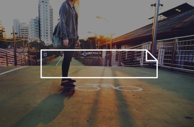 Sarışın kız kaykay binmek