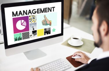 bilgisayarla çalışma iş adamı