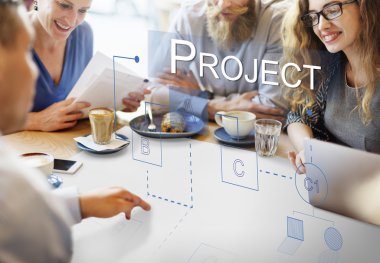 insanların proje hakkında tartışıyor