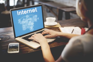 Kafede bilgisayar ile çalışan kadın