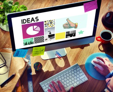 Bilgisayar kullanan adam 