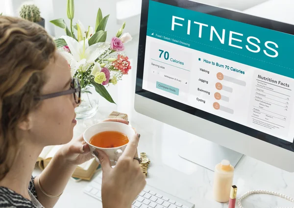 Mujer sosteniendo taza de té — Foto de Stock