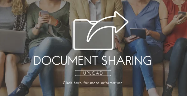 Mensen zitten met apparaten en het delen van documenten — Stockfoto