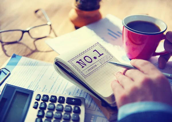 Zakenman schrijven in notebook — Stockfoto