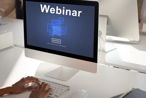 Komputer z webinar na monitorze — Zdjęcie stockowe