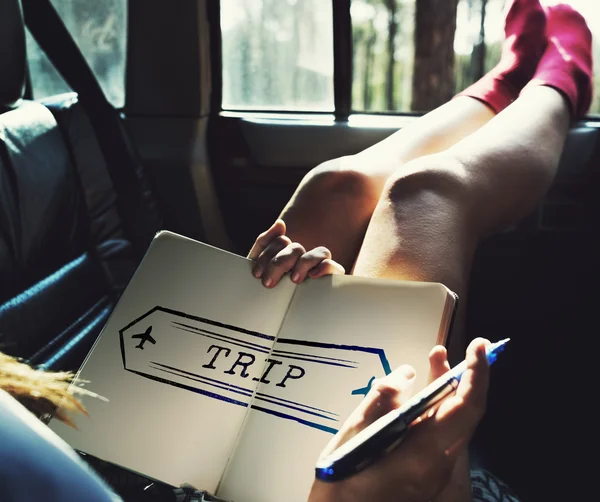 Mujer acostada en el coche, llevando diario —  Fotos de Stock