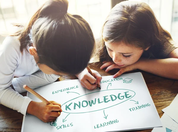 Meisjes tekening in het boek kleurplaten — Stockfoto