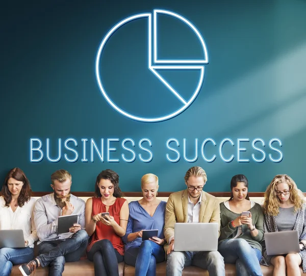 Ludzie siedzą z urządzeniami i sukcesu w biznesie — Zdjęcie stockowe