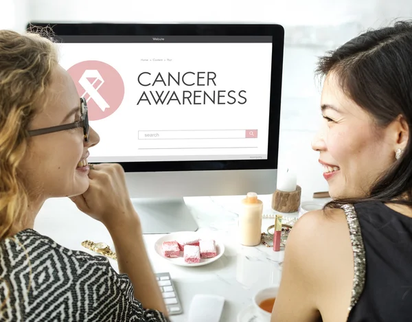 Mujeres jóvenes hablando y sonriendo — Foto de Stock