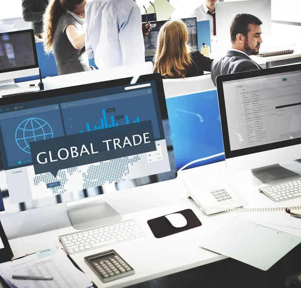 Monitores de computador com comércio global — Fotografia de Stock