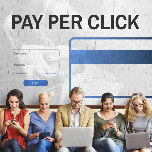 Las personas se sientan con dispositivos y Pay Per Click —  Fotos de Stock
