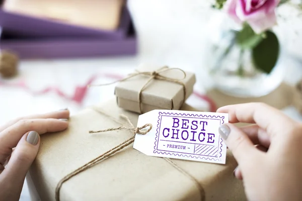 Papierverpacktes Geschenk mit Etikett — Stockfoto