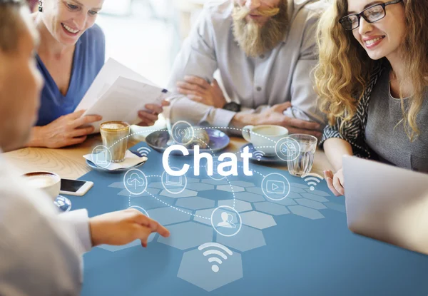 Pessoas discutindo sobre Chat — Fotografia de Stock