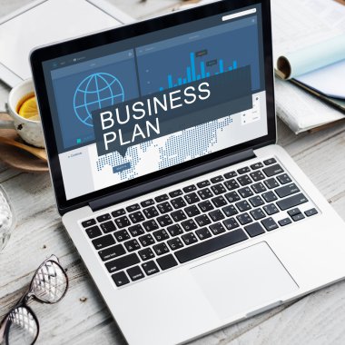 ekrandaki bilgileri ile dizüstü bilgisayar