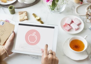 dijital tablet kullanan kadın