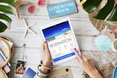 dijital tablet kullanan kadın