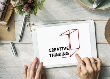 dijital tablet kullanan kadın