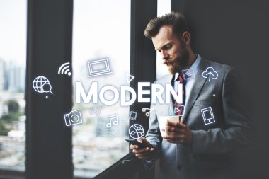 hipster işadamı ile hareket eden