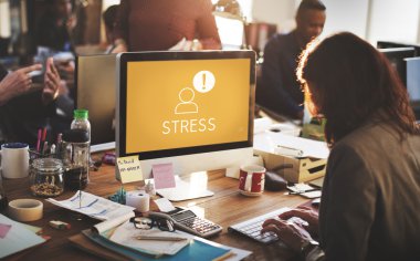 bilgisayarla çalışma iş kadını