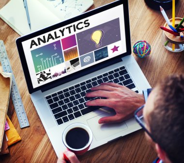 dizüstü bilgisayar kullanan adam