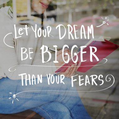 Günlüğe notlar yazan kadın