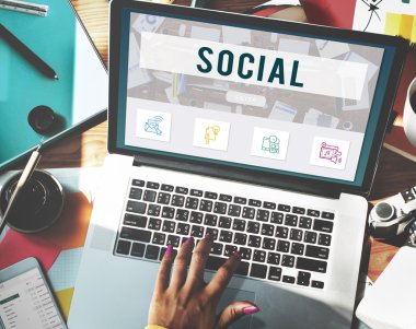 Dizüstü bilgisayarla çalışan kadın