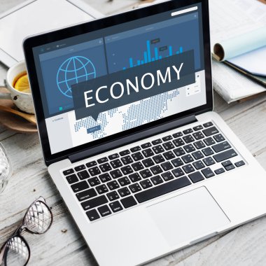 ekrandaki bilgileri ile dizüstü bilgisayar