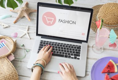 Kadın içinde laptop tarama