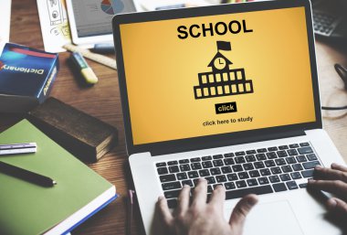 Erkek el dizüstü bilgisayarda yazarak