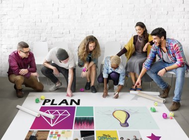 Kattaki insanlar çizim afiş