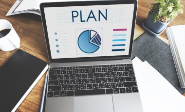 ekranda metin olan dizüstü bilgisayar