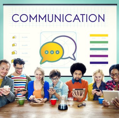 Dijital aygıtlar kullanan insanlar