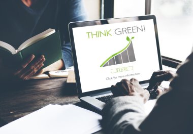 Dizüstü bilgisayarla çalışan adam