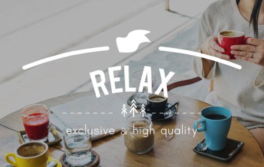 kahve fincanı kadınla