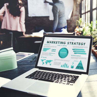 ahşap masa üstünde açılan laptop