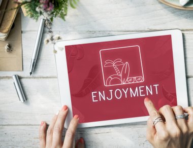 dijital tablet kullanan kadın